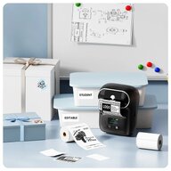 Zwarte Phomemo M110 met labels, rollen en gelabelde verpakkingen.