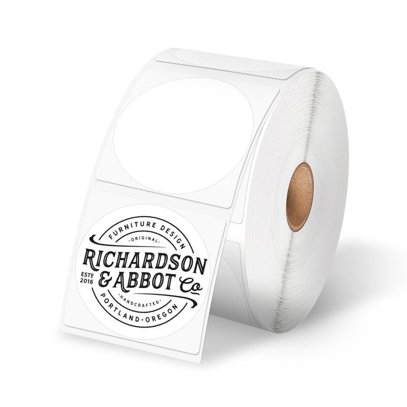 Een rol ronde, bedrukte productlabels.